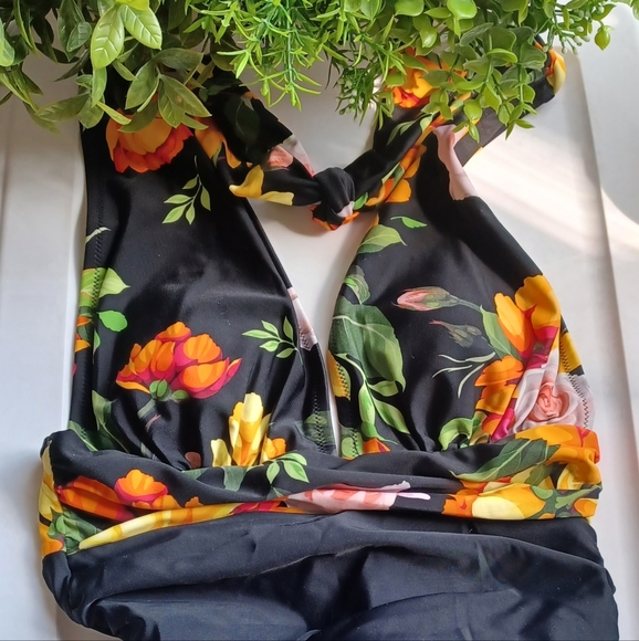 CUPSHE Black Plunge Halter One-Piece Swimsuit - Picture 5 of 7